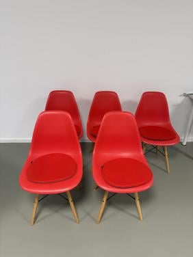 Rode kunsttof kuipstoelen te koop met houten poot