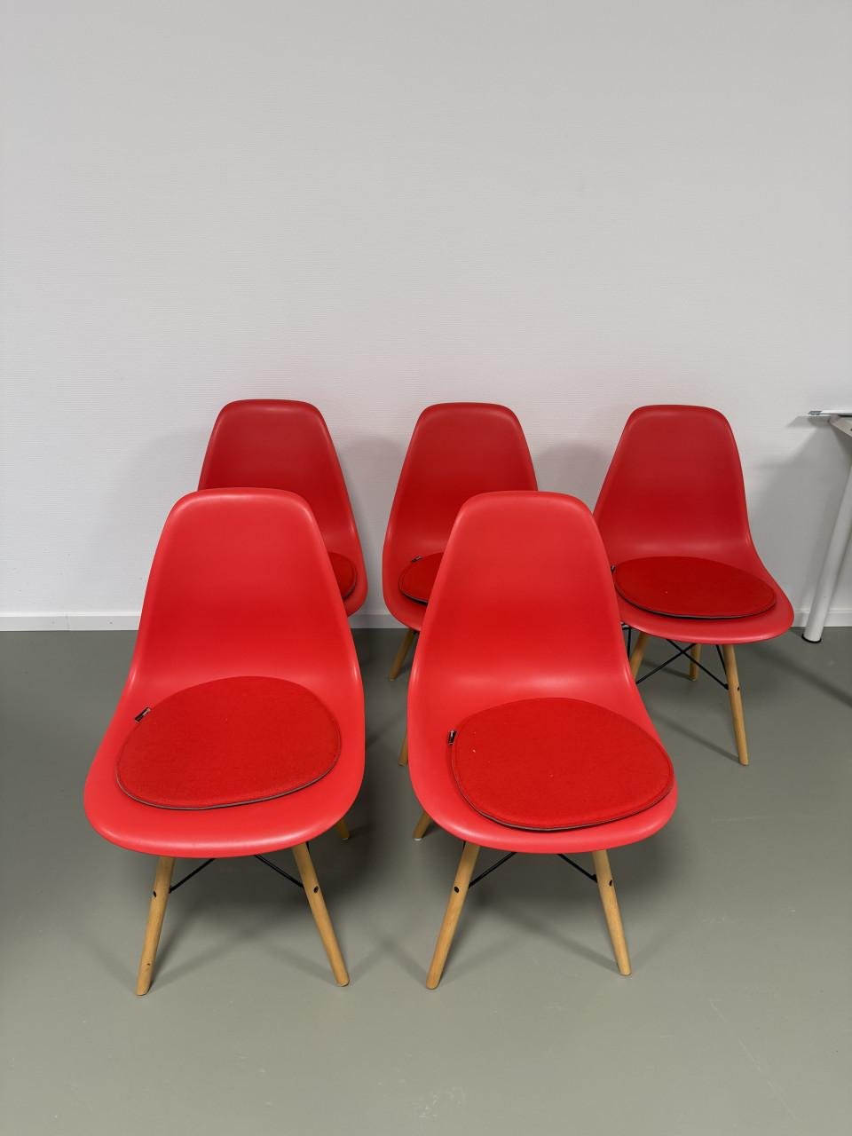 Rode kunsttof kuipstoelen te koop met houten poot