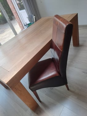 Eettafel evt met 6 leren stoelen