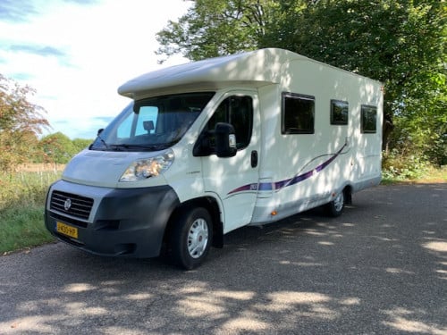 Hele mooie en frisse half integraal Fiat Ducato-McLouis P700 camper