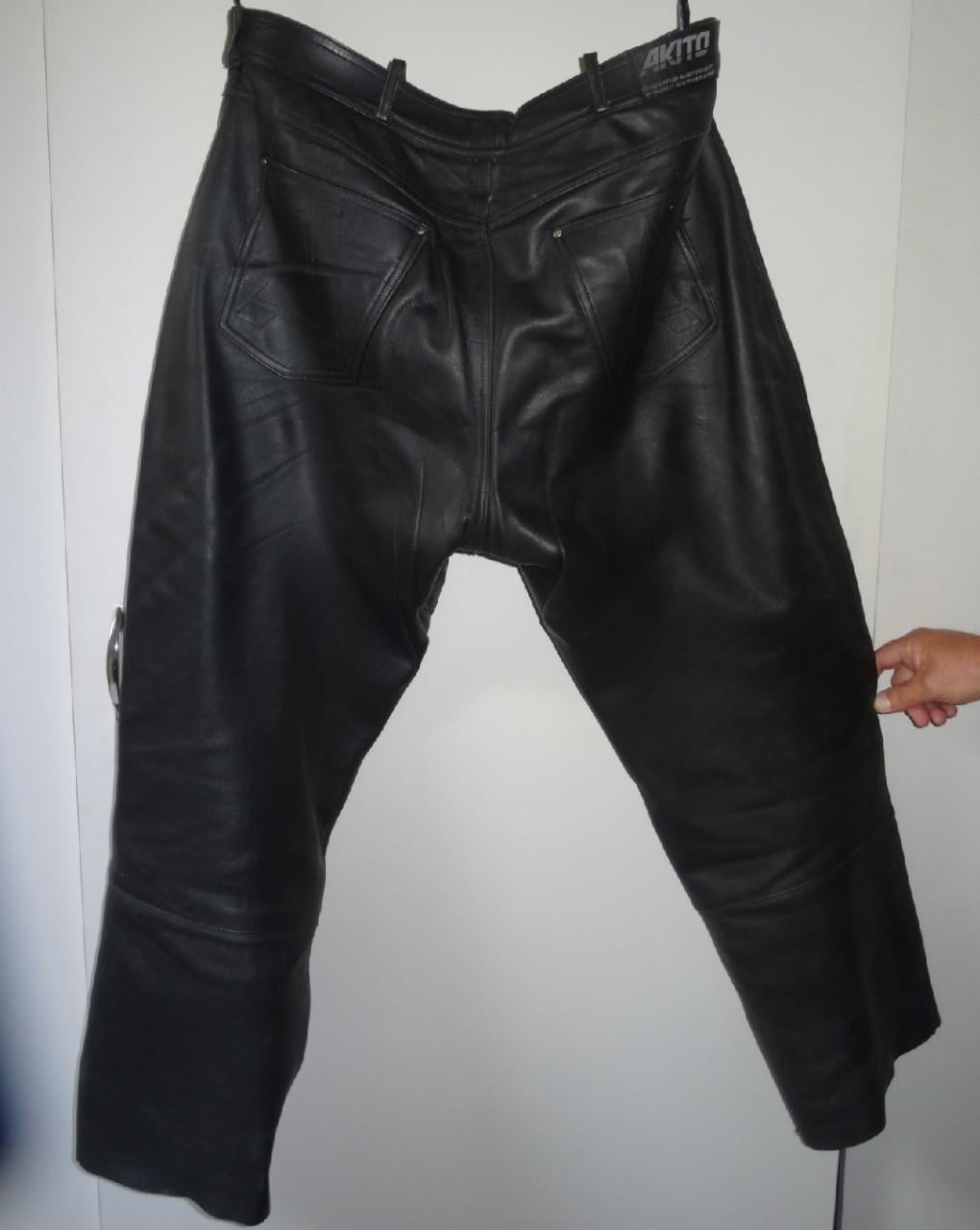 Drie leren motor broeken, maat 40. VOOR MANNEN