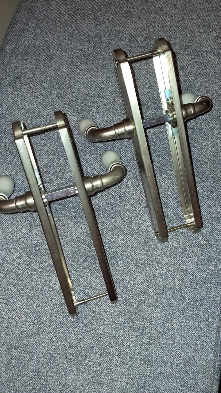 Twee set deurkrukset