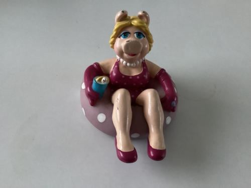 Miss Piggy zittend  in zwemband.