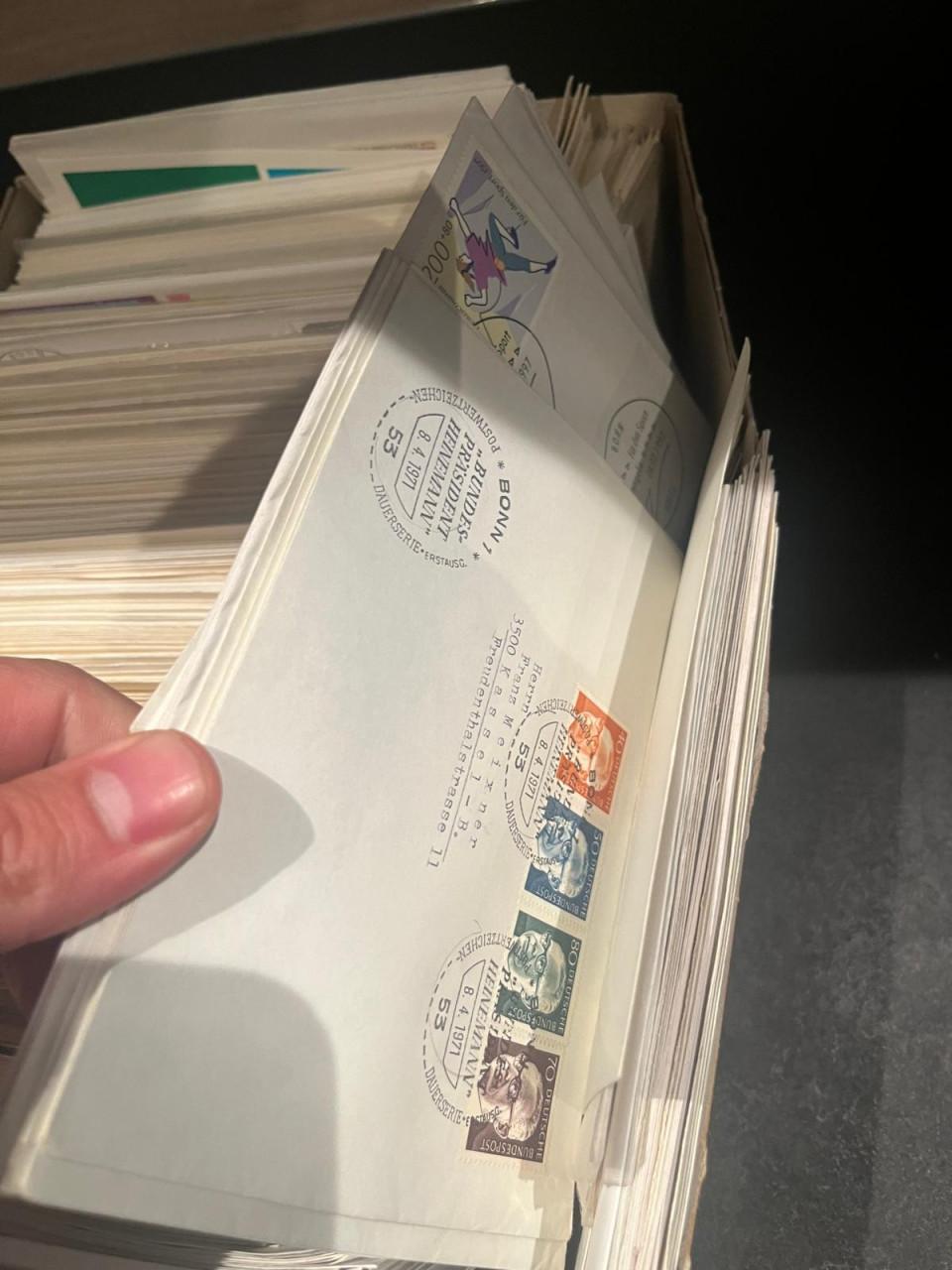 Doos met groot aantal enveloppen en wat kaarten Duitsland
