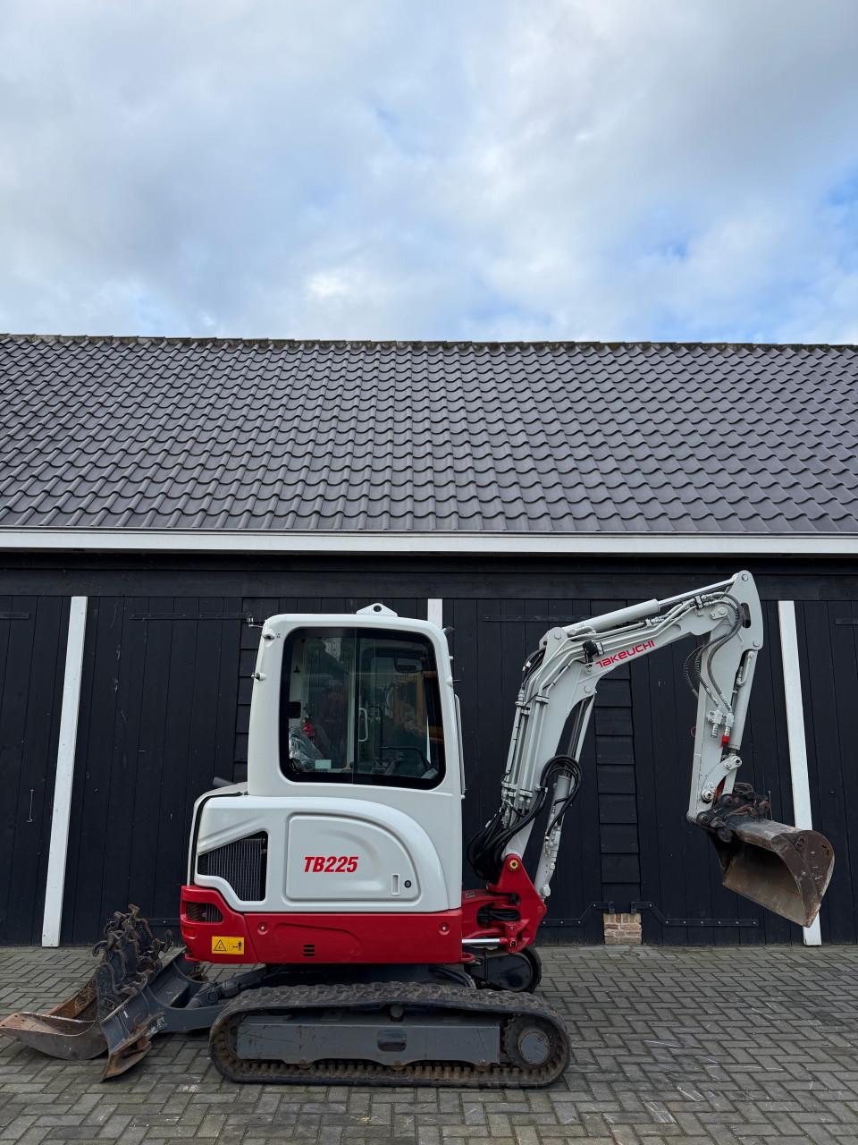 Takeuchi TB225 extra met 460 uur!!