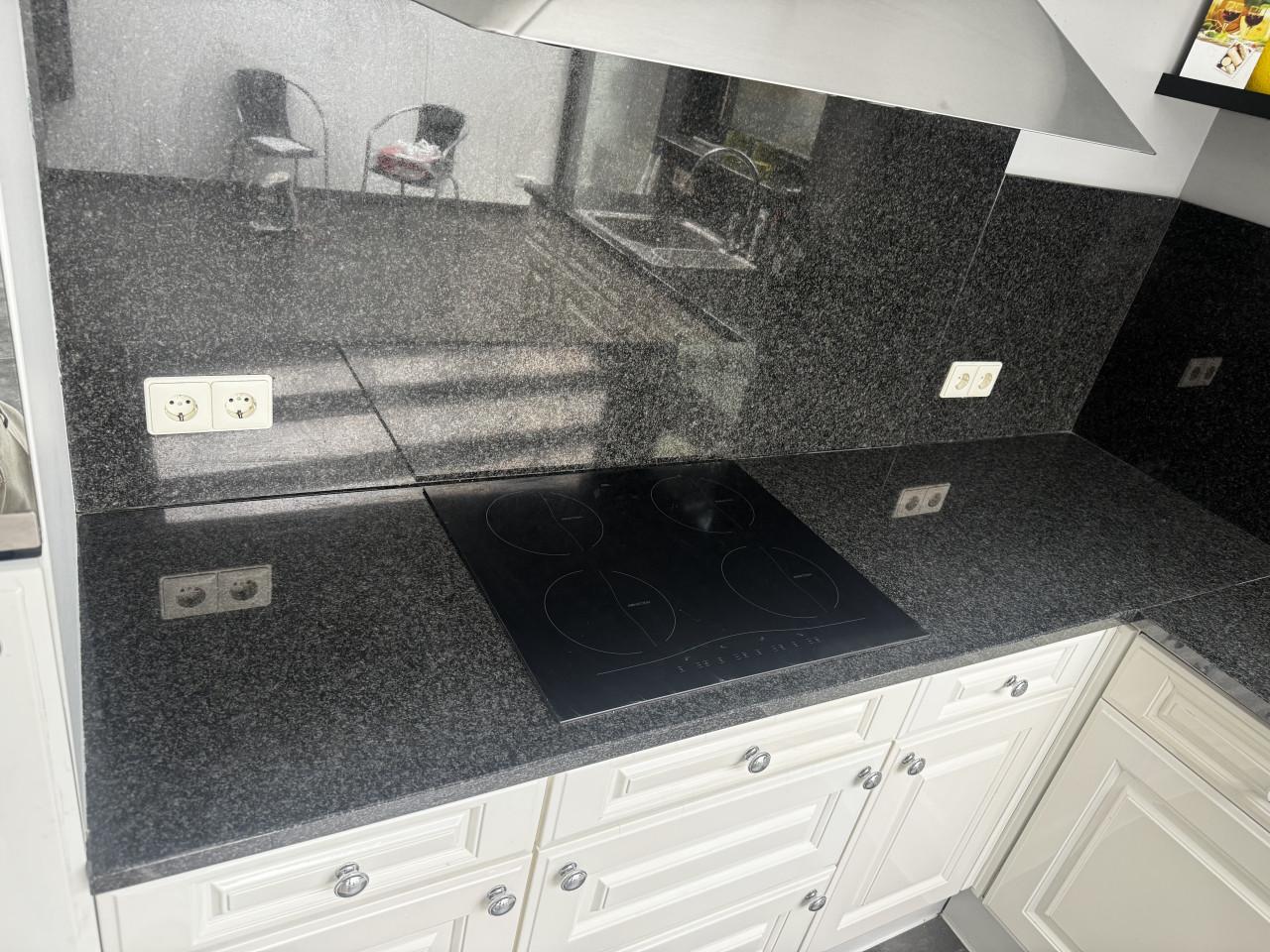 Complete hoekkeuken met granieten werkblad en apparatuur