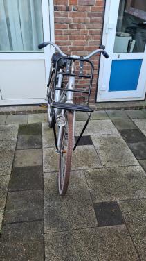 Dames fiets UNION met nieuw voordrager- Traprem achter-slot AXA