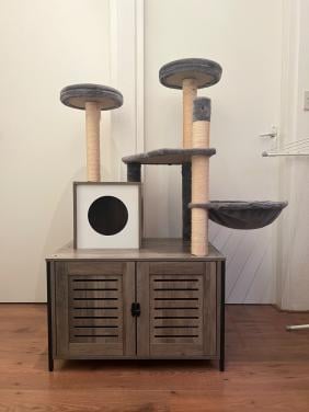 Kastje met krabpaal voor kattenbak