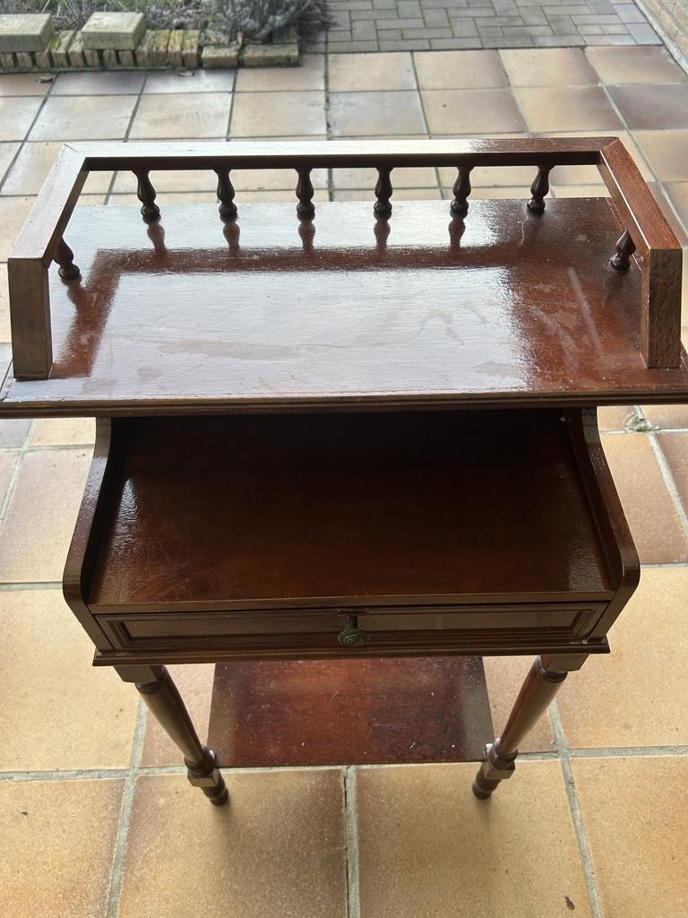 Brokante telefoon tafel