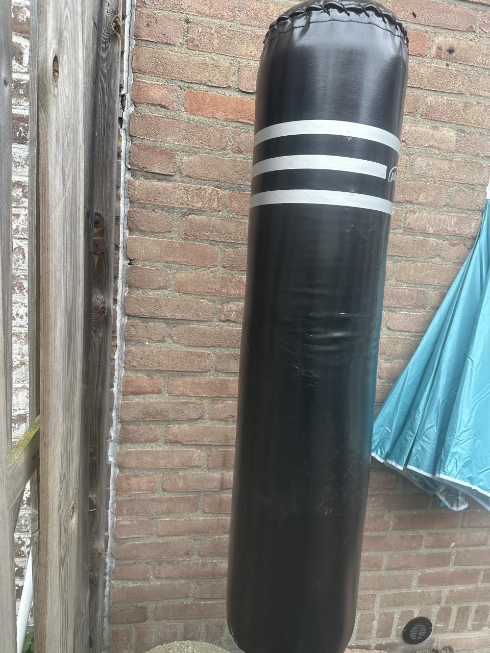 Physionics bokszak staande met grote voet