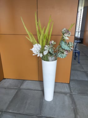 Grote vaas met kunstbloemen