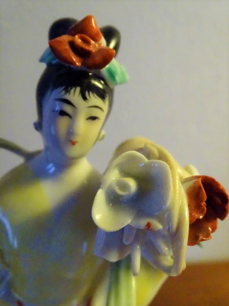 2 Beeldjes Geisha met bloemen Porselein