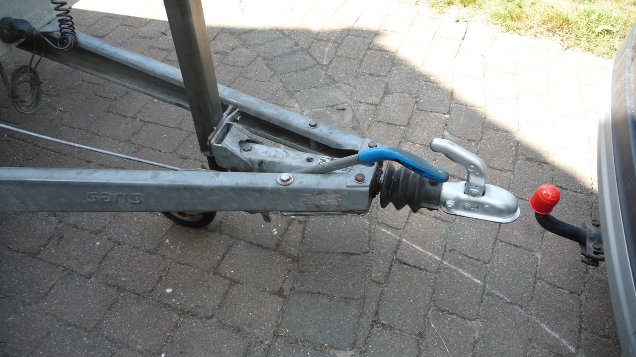 TE KOOP GEREMDE PLATEAUWAGEN merk SARIS met KENTEKEN