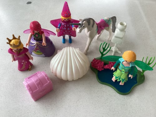 Playmobil. Verschillende poppetjes, eenhoorn en toebehoren.