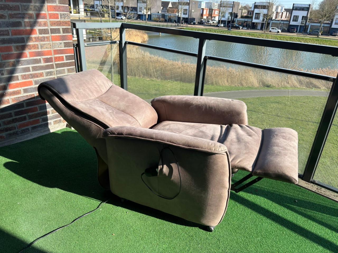 Te Koop: Sta-op-stoel/ relaxfauteuil