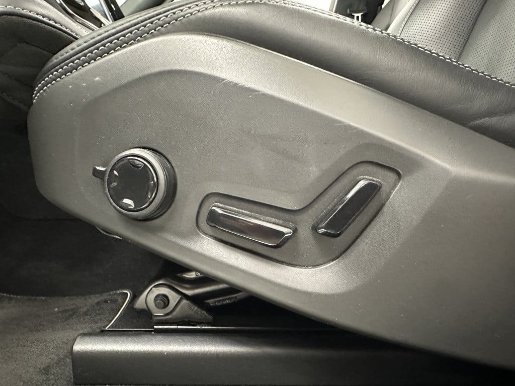 Volvo XC60 2.0 t8 awd recharge r-design | luchtvering | b&w | nappaleder |