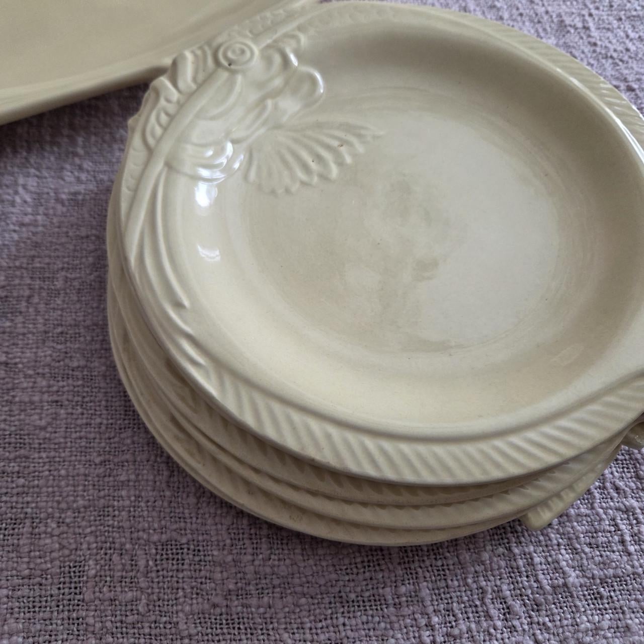 Art deco boterkleurig visservies, 6 borden plus serveerschaal