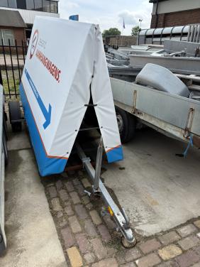 Reklame aanhangwagen, reclamewagen, spandoek aanhanger