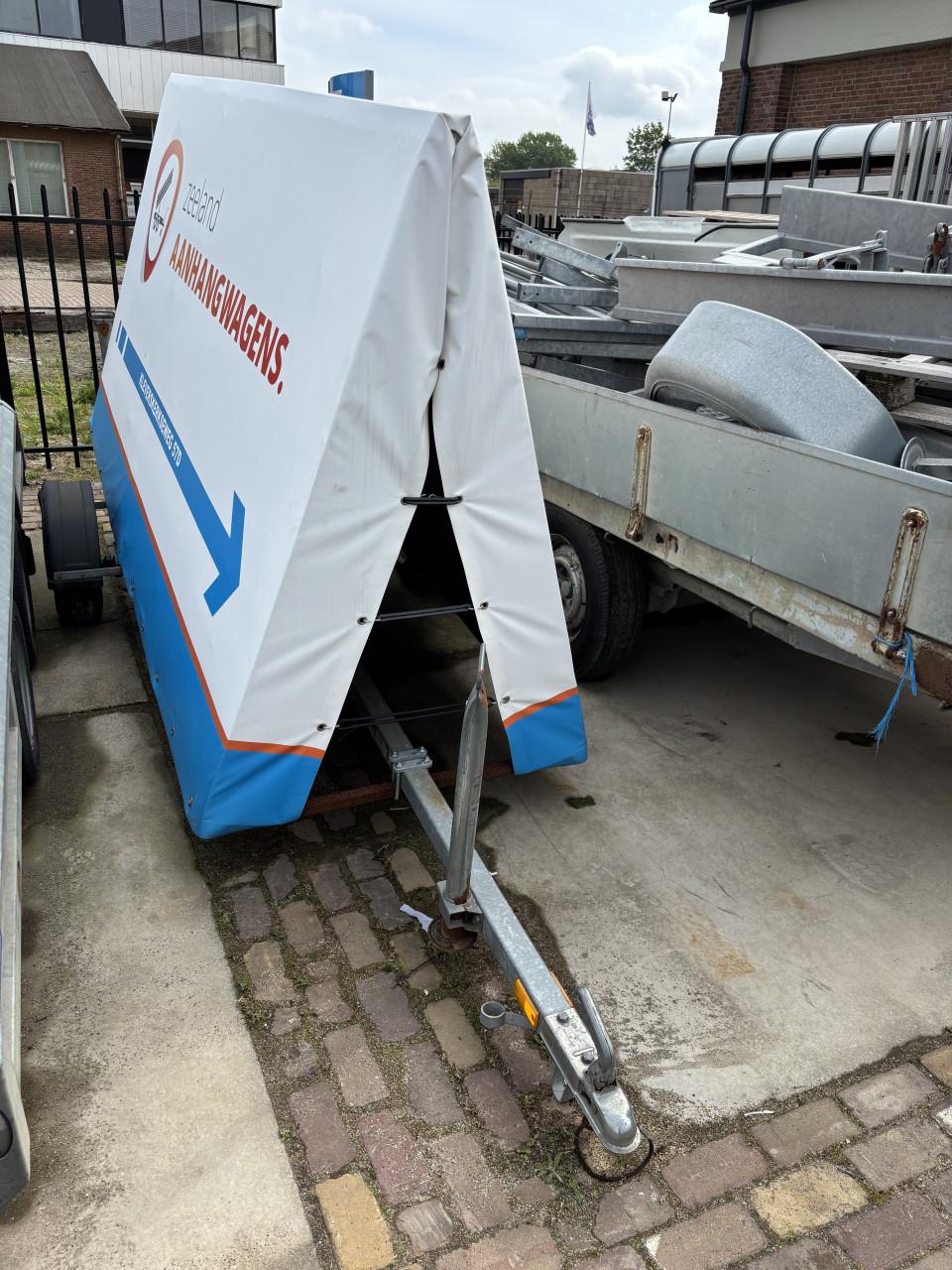 Reklame aanhangwagen, reclamewagen, spandoek aanhanger