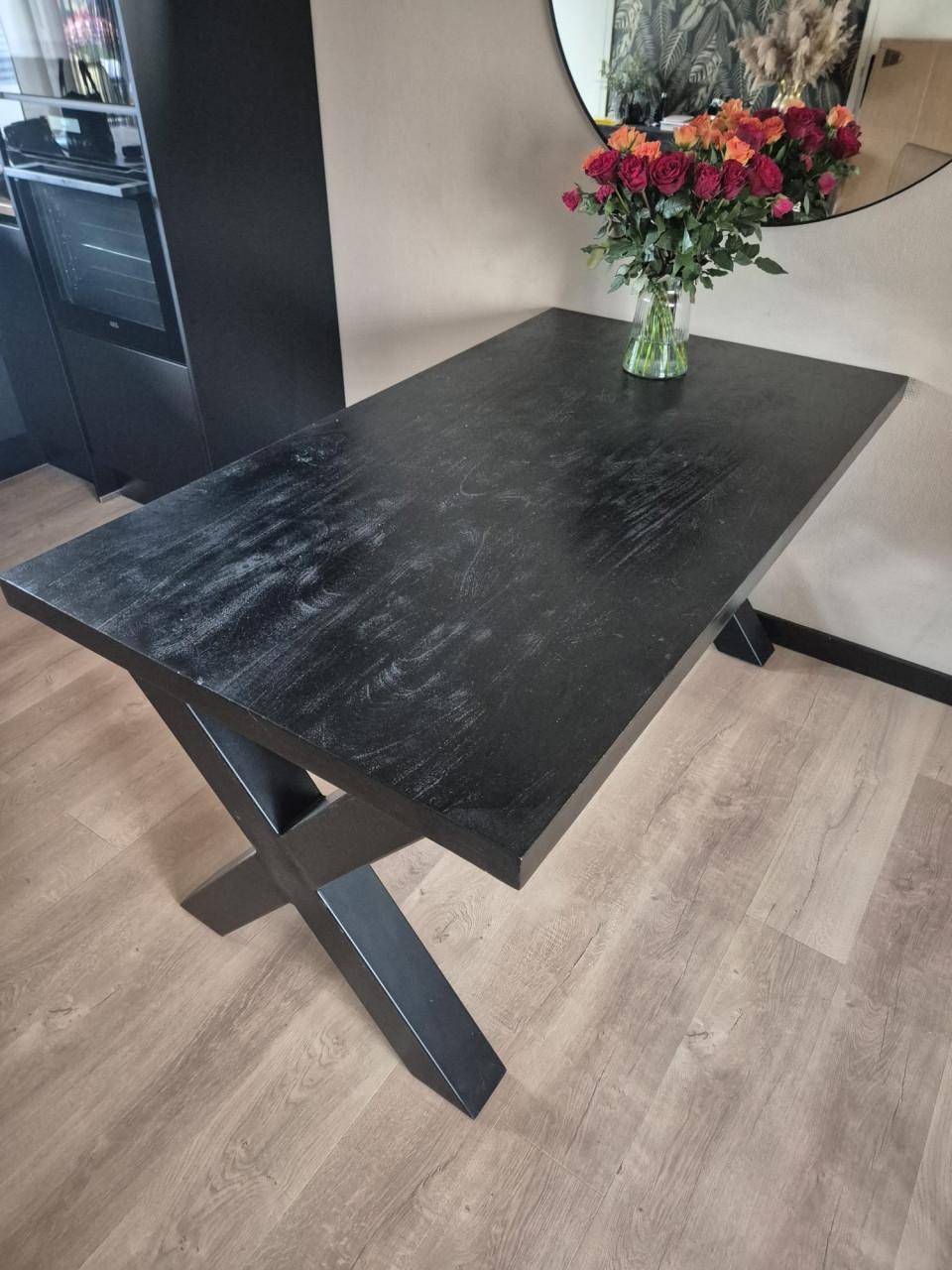 Zwarte mangohouten eettafel