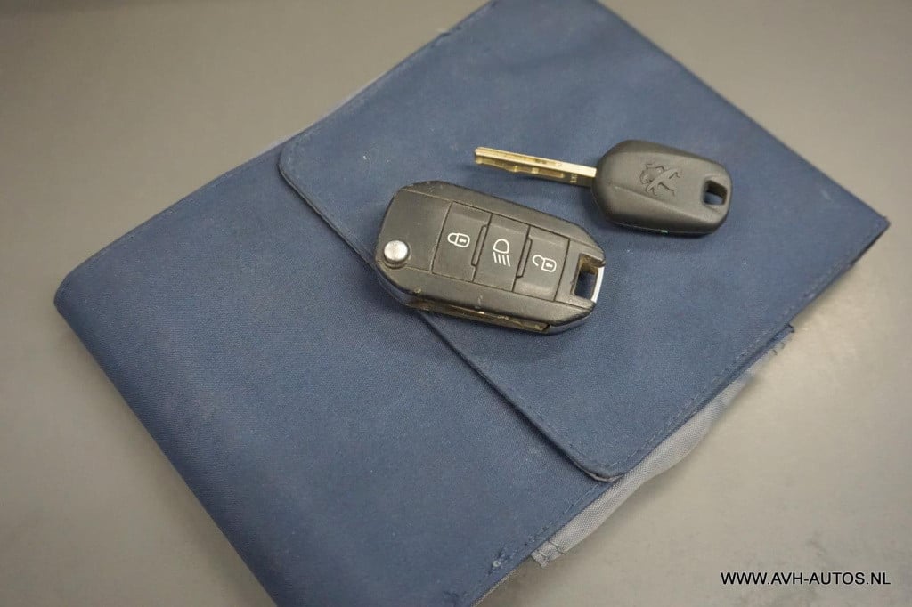 Peugeot 208 1.2 puretech blue lion