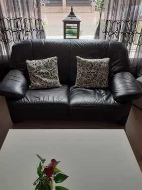 Zwart leren bankstel en salontafel wit