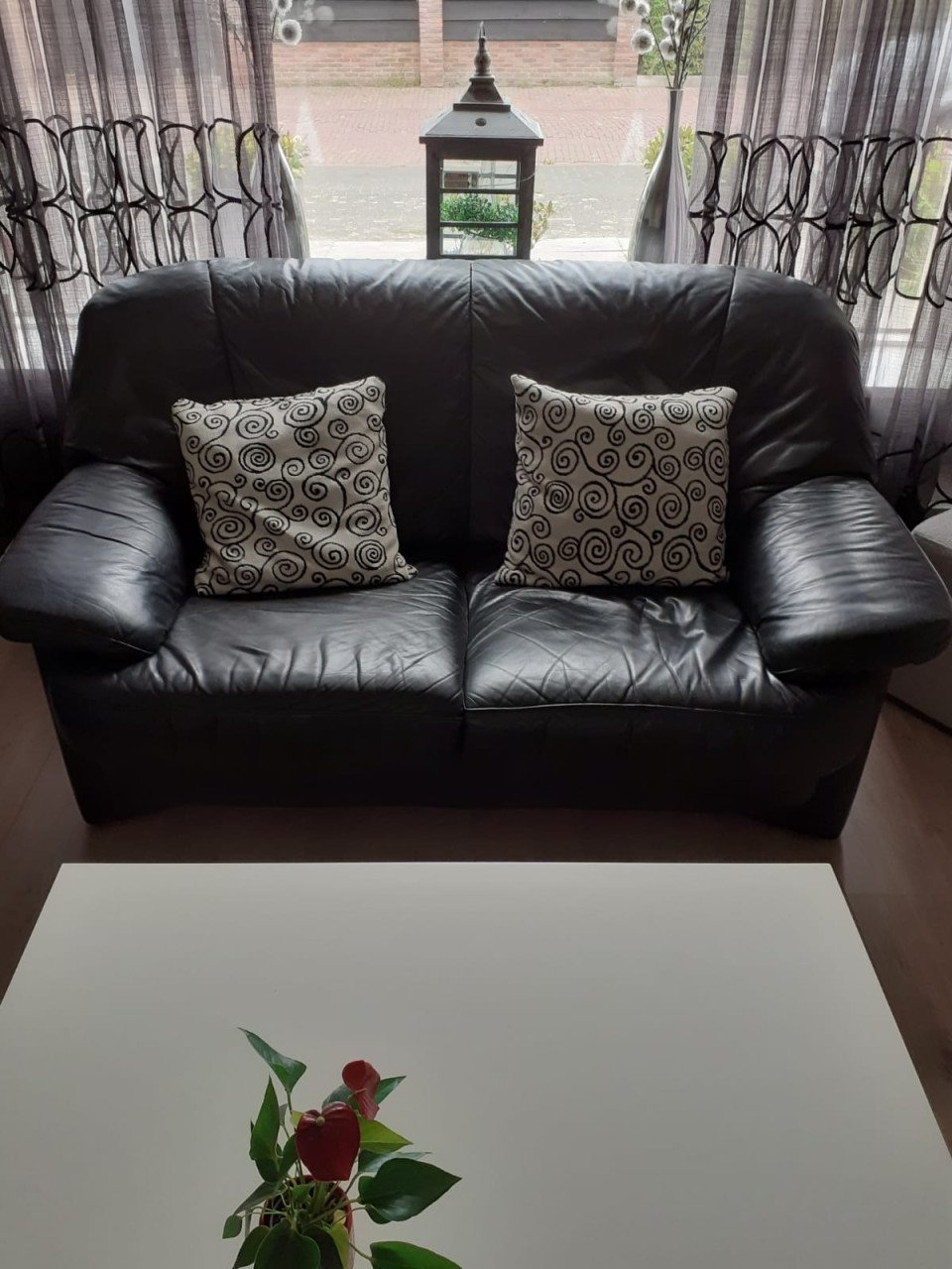 Zwart leren bankstel en salontafel wit