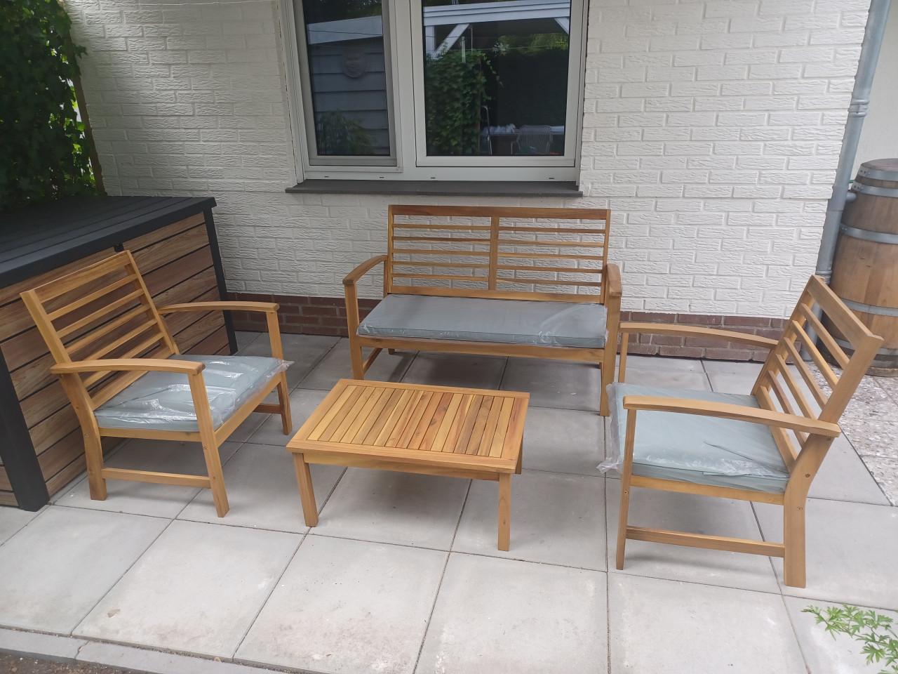 Loungeset in acasiahout.