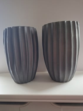 2 identieke hoge bloempot