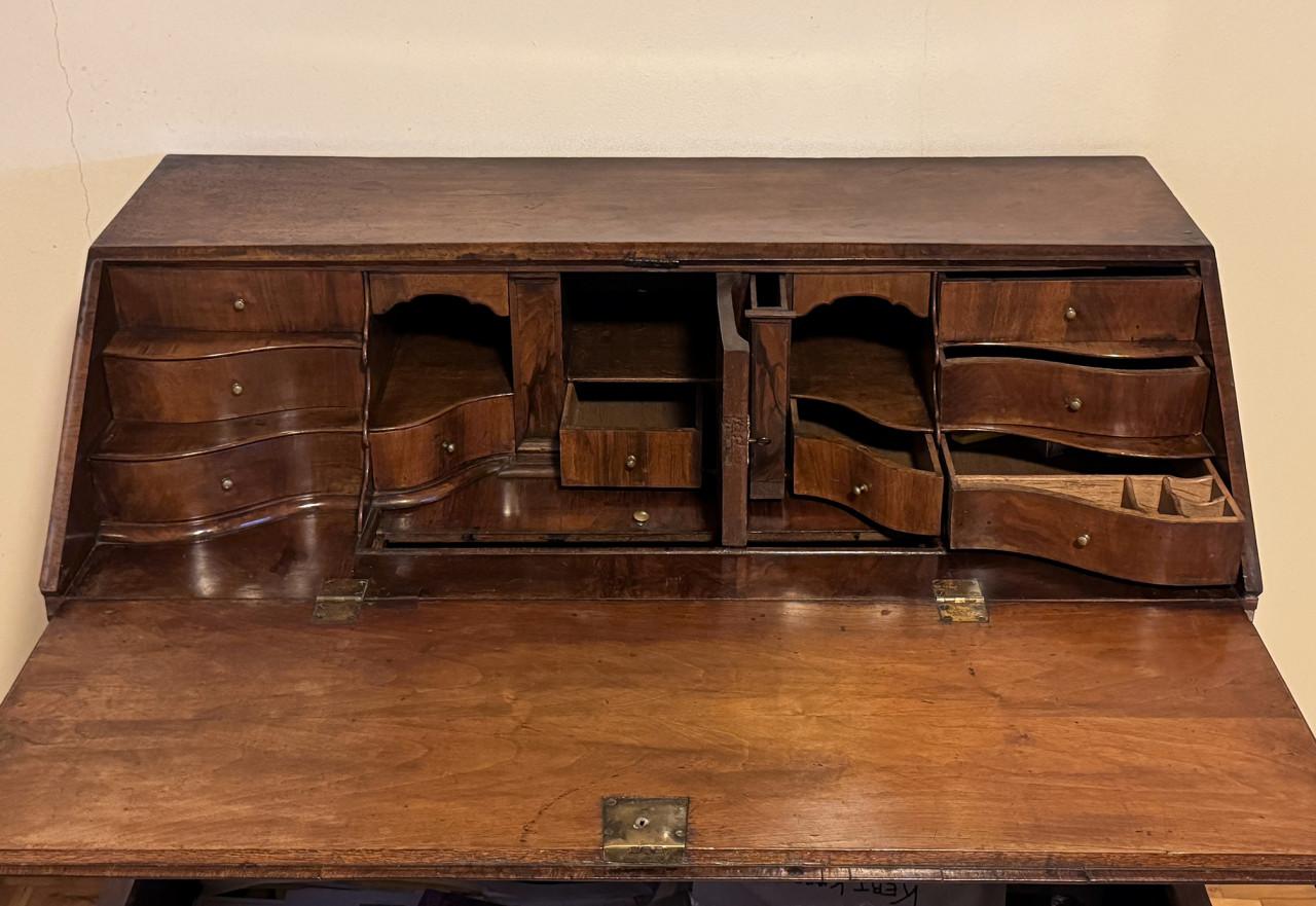 Dubbel gebogen oud Hollands 18e eeuws notenhouten klepbureau