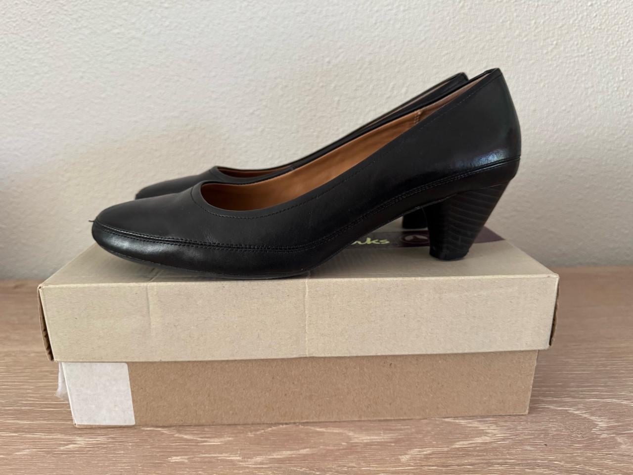 Zwarte leren pumps van Clarks in maat 41,5