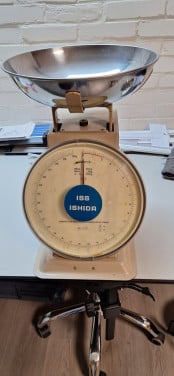 Werkende vintage weegschaal