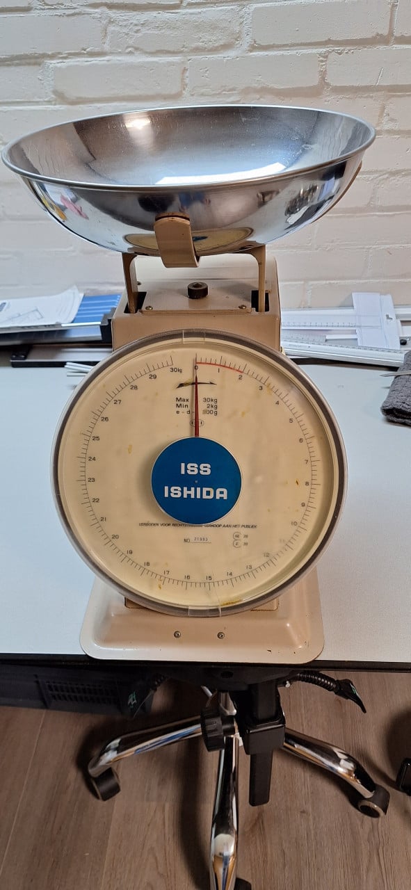 Werkende vintage weegschaal