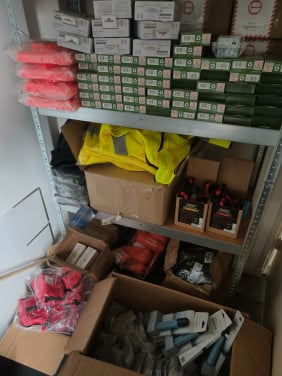 Restpartij noodproducten van een noodpakkettenwebshop