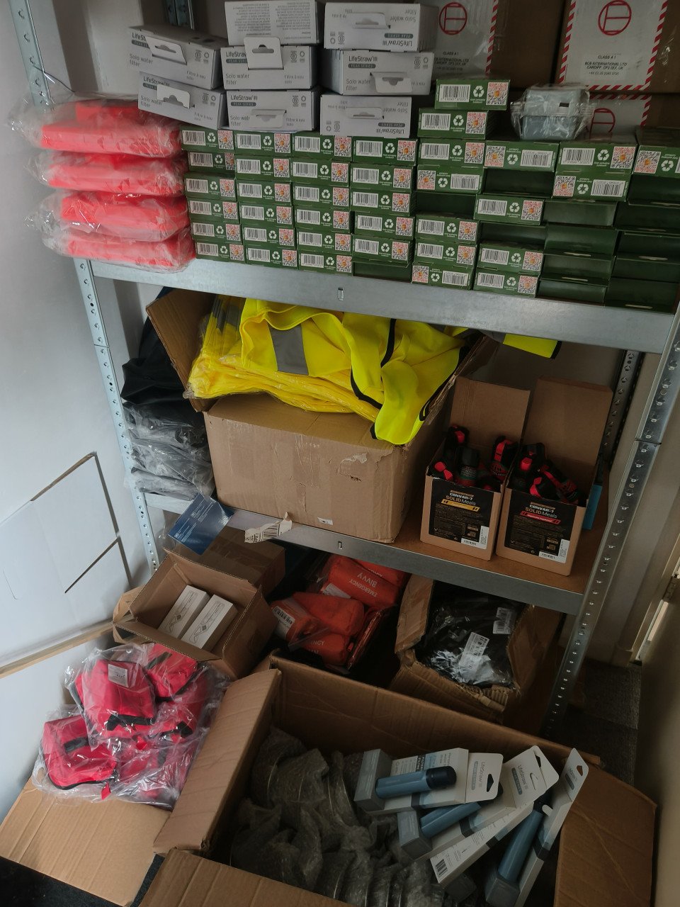 Restpartij noodproducten van een noodpakkettenwebshop