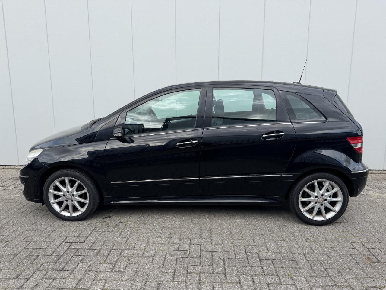 Mercedes B200 met 4 nieuwe banden en vol jaar apk!
