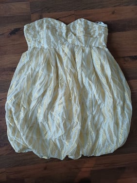 Gouden strapless pofjurk met losse strik