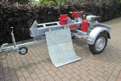 TE HUUR: Dubbelwerkende houtklover/kliefmachine 20 ton