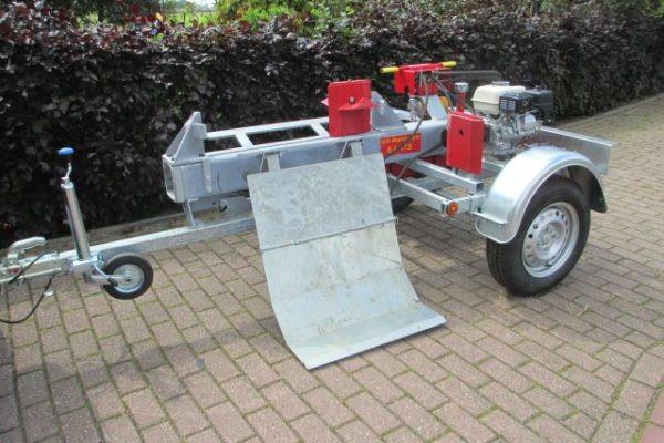 TE HUUR: Dubbelwerkende houtklover/kliefmachine 20 ton