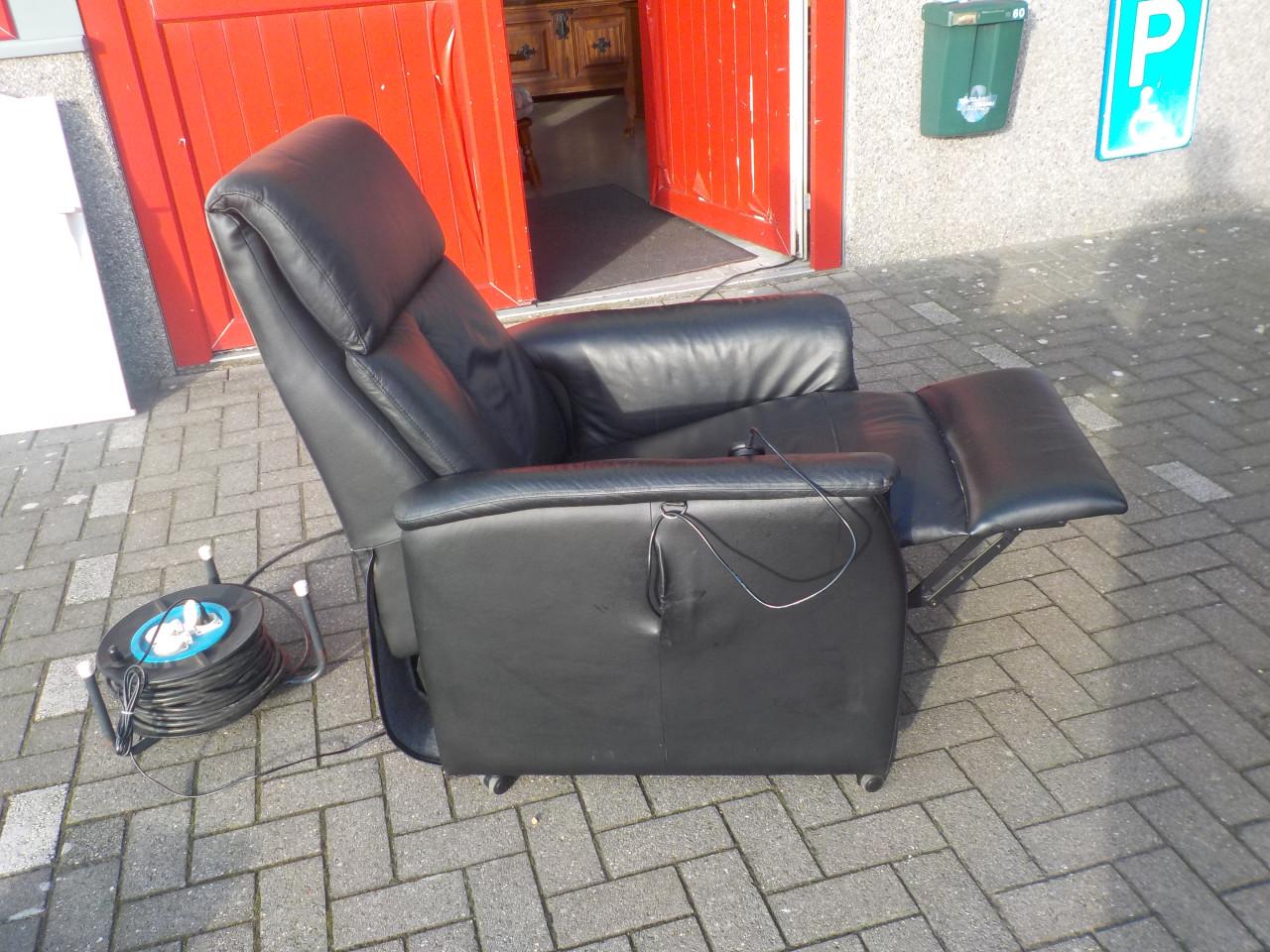 Leren elektrische sta-op relax fauteuil in goede staat