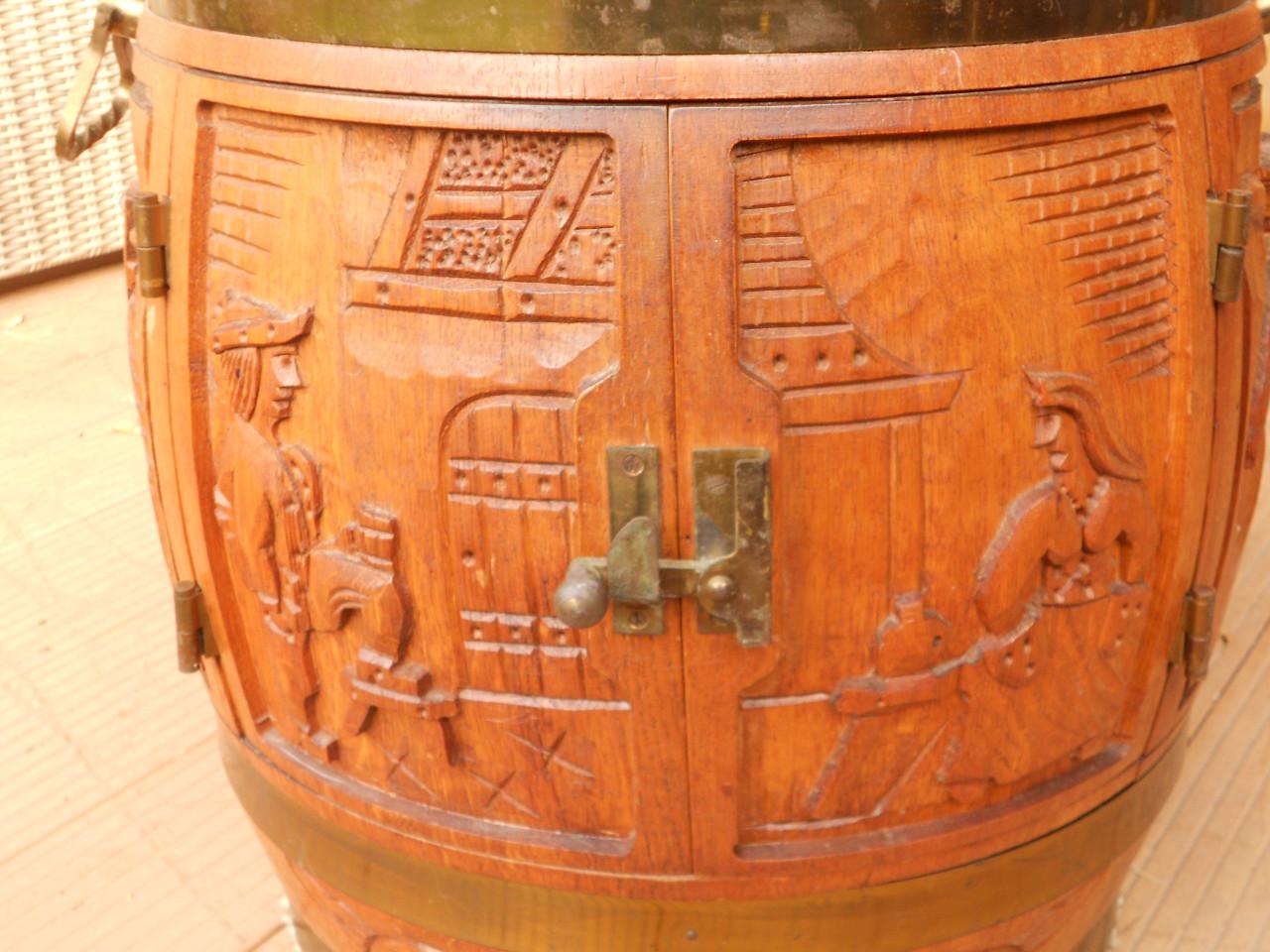 Vintage mini bar wijnvat drank kast.