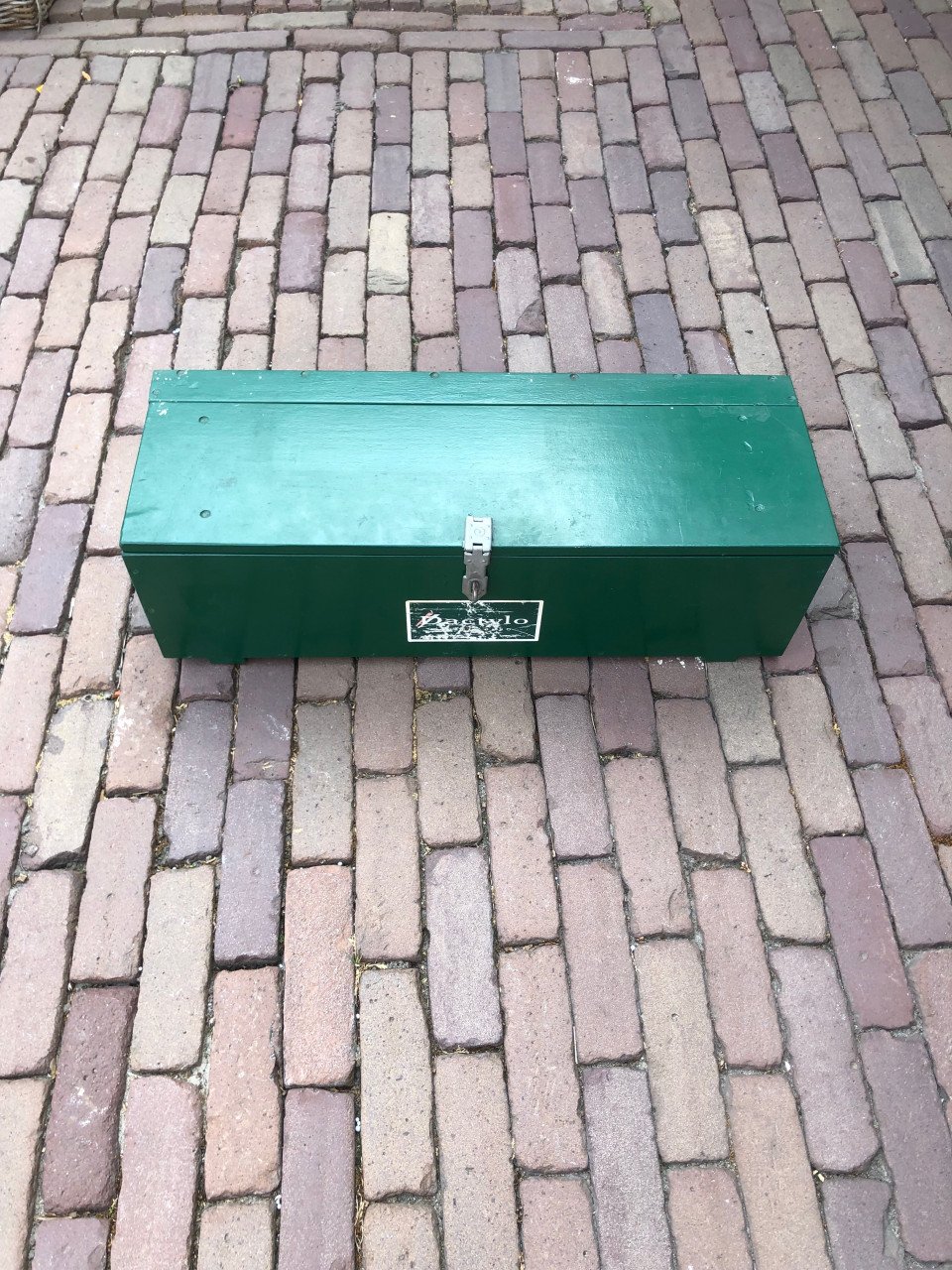 Groene houten gereedschap kist.