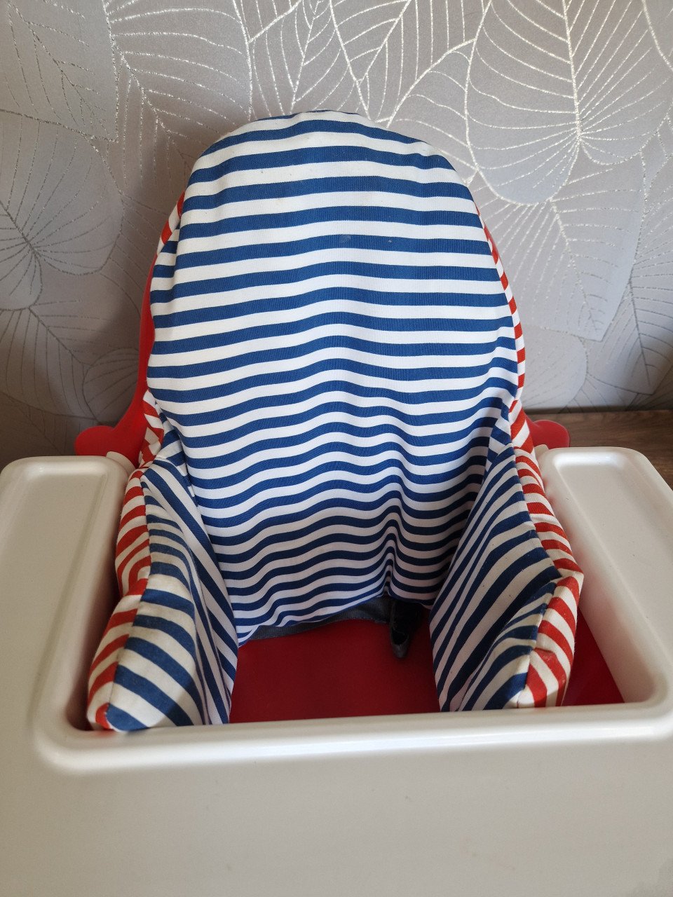 2 kuststof kinderstoelen met blad