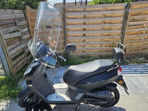Scooter Peugeot Kisbee