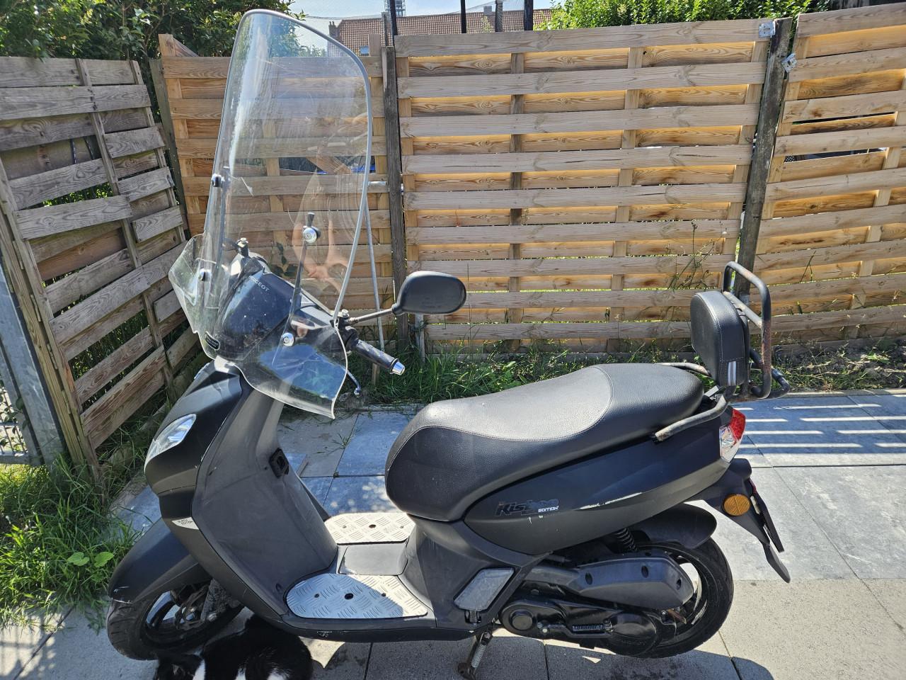 Scooter Peugeot Kisbee