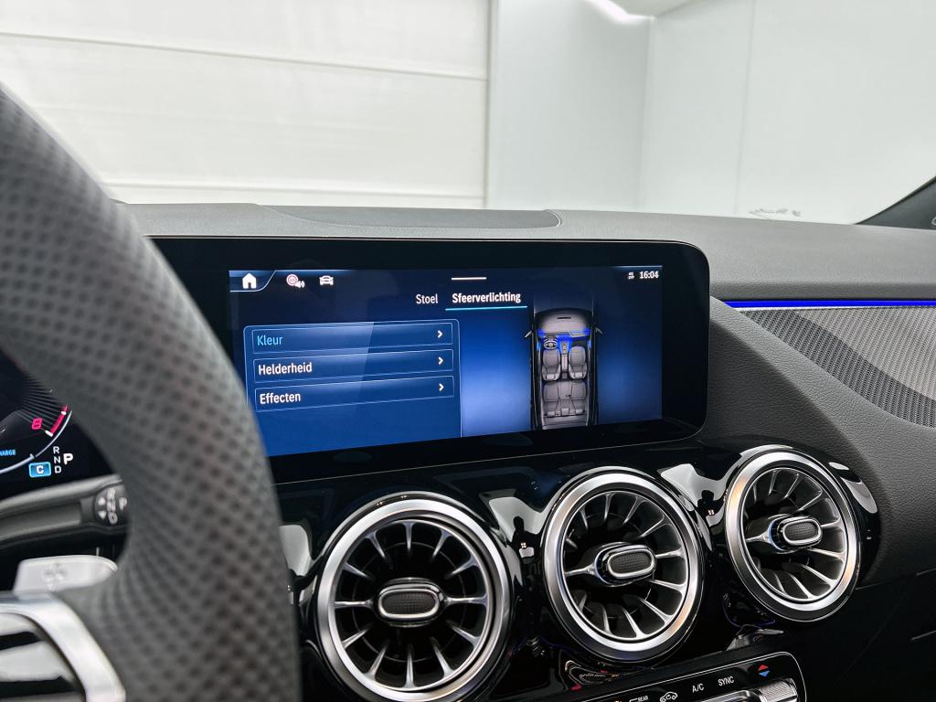 Mercedes-Benz Gla-klasse 180 business solution amg | premium plus pakket | 