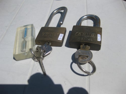 2 slotjes met sleutel