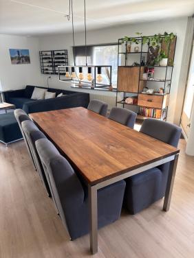 Eettafel met stoelen