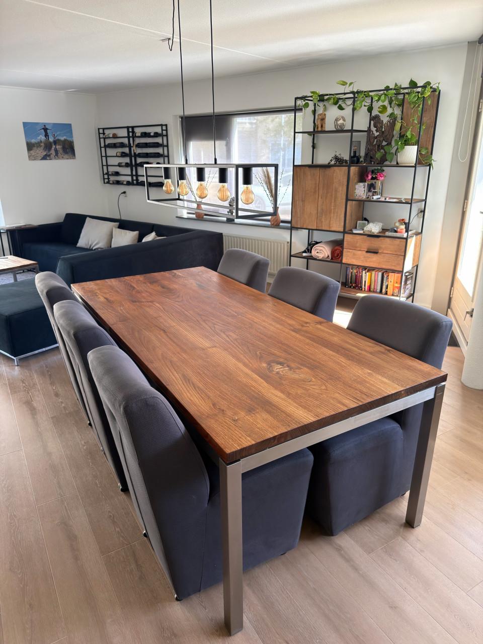 Eettafel met stoelen