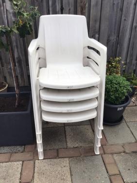 4 stapelbare witte tuinstoelen